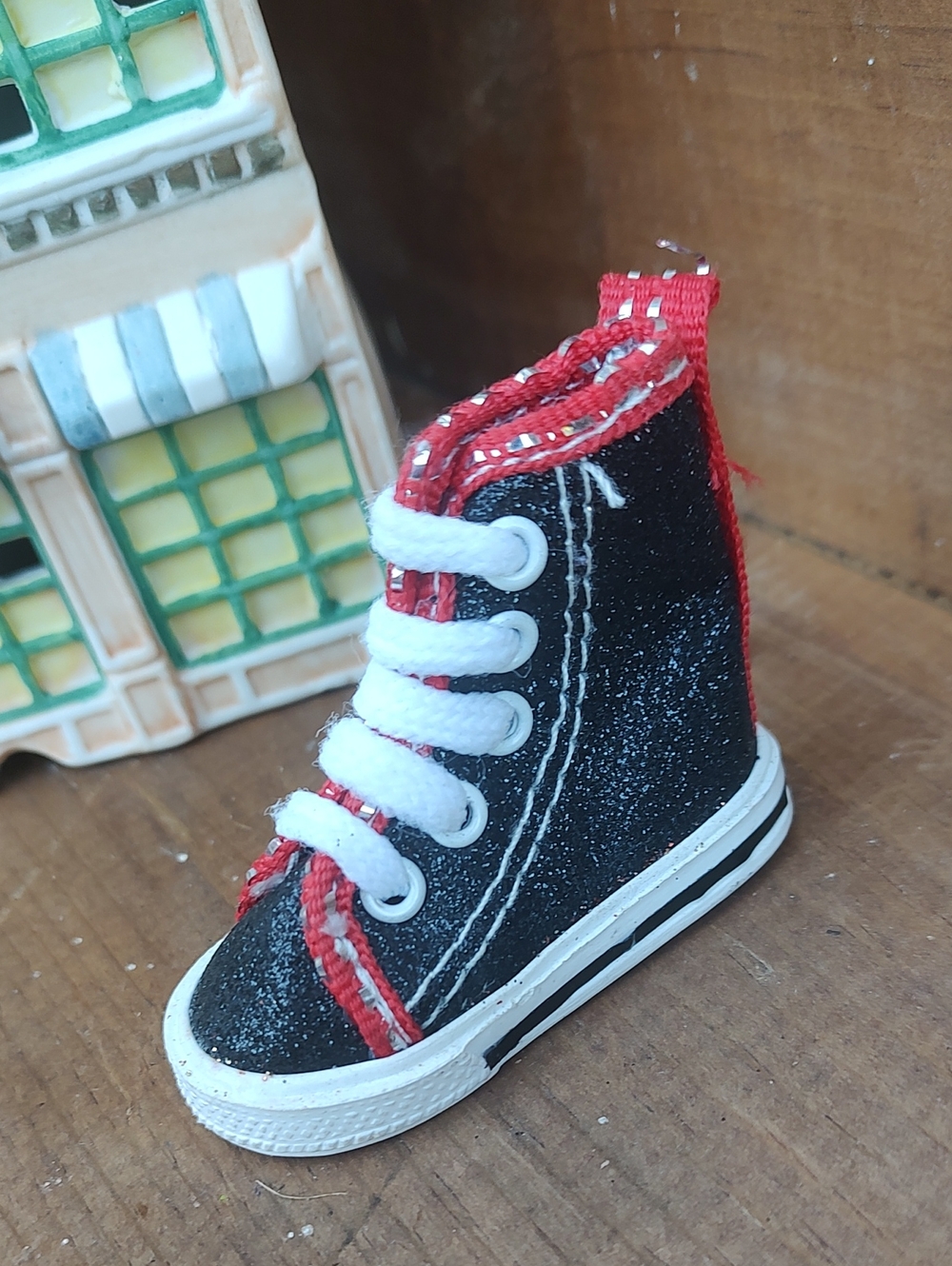 High-Top Sneaker Keychain - Black and Red - Picture 6 of 7